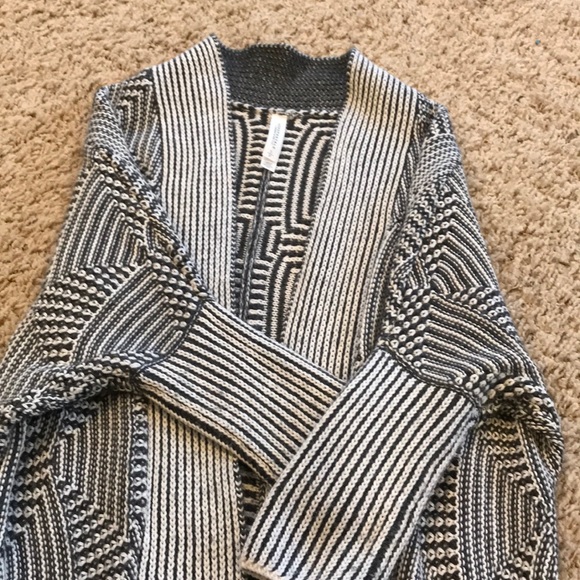 Adorable Aeropostale sweater! 🖤 - Picture 5 of 8